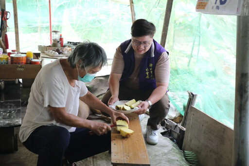 新店74歲山頂洞人「無電繭居」竹枝搭床！15年來第一次吹到電扇