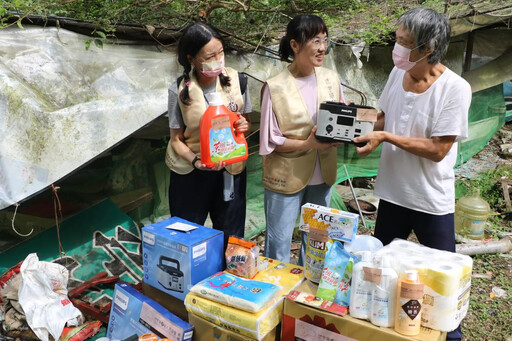 新店74歲山頂洞人「無電繭居」竹枝搭床！15年來第一次吹到電扇