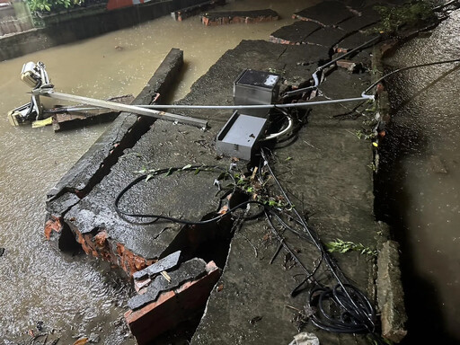 快訊/圍牆坍塌瞬間曝光！「熱低壓」肆虐汐止釀淹水 多台機車衰遭波及