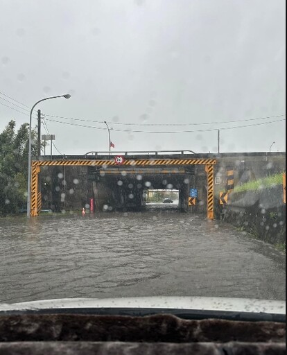 影/潭美外圍環流宜蘭釀災！蘭陽大橋下堤防邊「快淹成第2條蘭陽溪」