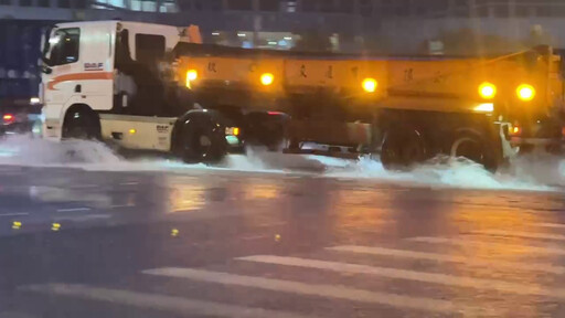 影/蘇澳港遭潭美外圍環流暴雨襲 蘇港路大積水車輛「衝浪」險渡