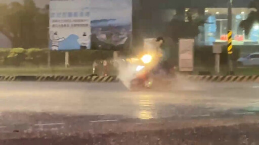 影/蘇澳港遭潭美外圍環流暴雨襲 蘇港路大積水車輛「衝浪」險渡