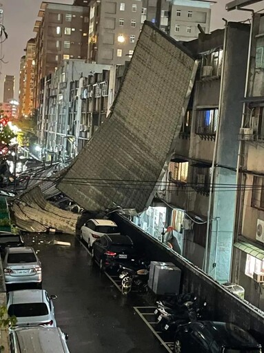 影/屋頂不見了！北市松山區民宅加蓋遭康芮「掀裙」墜落 軍方出動了