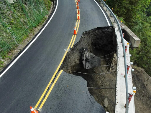 宜蘭太平山路基崩塌！深達10層樓高 緊急休園5天