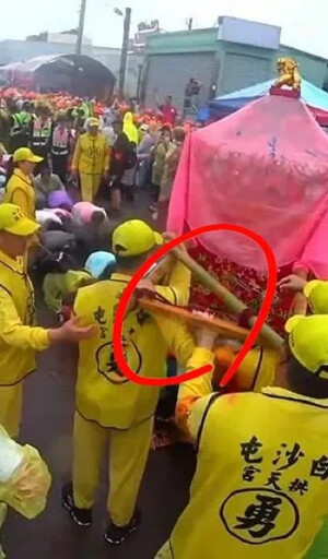影/白沙屯媽回鑾途中遇「大罷免大成宮」 巧合「倒退轉向繞過」