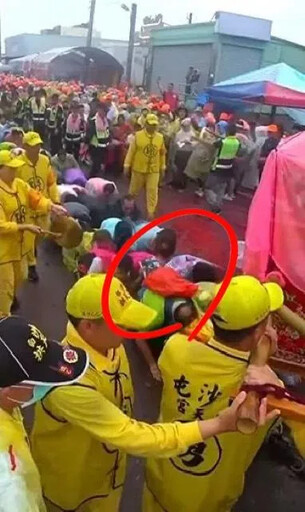 影/白沙屯媽回鑾途中遇「大罷免大成宮」 巧合「倒退轉向繞過」