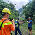 影/5個月11人！阿里山林鐵又見遊客闖軌道 最高可罰5萬