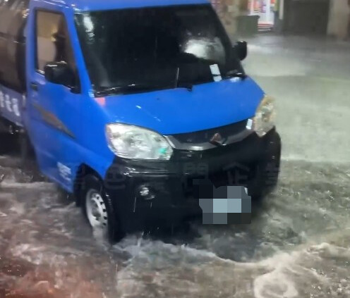 國家警報大響!大雷雨夜襲台中 多路段水淹半輪胎高、夜市急收攤