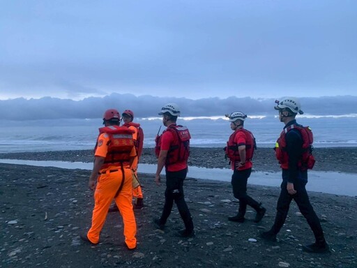 影/颱風天太拚命!夜半衝出海口捕魚 慘遭浪捲「生死不明」