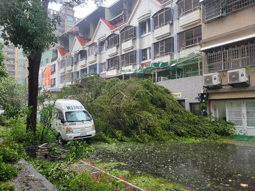 【山陀兒襲台】47年來首個登陸高雄颱風、暴雨狂灌北海岸成水鄉澤國