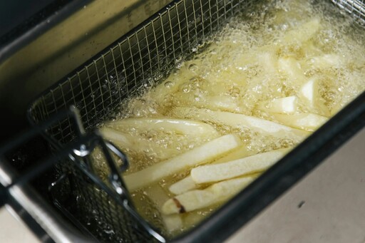 歐洲每天用掉13萬桶廢棄食用油 SAF原料陷供應瓶頸