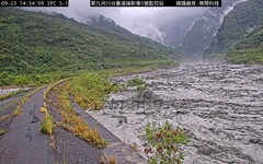 花蓮馬太鞍溪堰塞湖溢堤 洪水沖斷大橋、71人受困