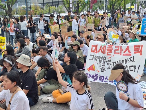 首爾街頭上演「冰河葬禮」 三萬勞工、農業、環團訴求氣候正義新世界
