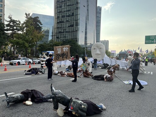 首爾街頭上演「冰河葬禮」 三萬勞工、農業、環團訴求氣候正義新世界