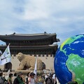 首爾街頭上演「冰河葬禮」 三萬勞工、農業、環團訴求氣候正義新世界