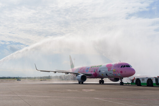 長榮航空「粉萌機」台北-仙台首航！全機身Hello Kitty超可愛 12月再推新彩繪機