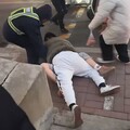 男大生出軌被抓包！下秒腦羞撲倒女友當街強吻 「竟真和好了」全場傻眼