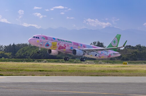 Hello Kitty粉尖叫！長榮「粉萌機」亮相 高雄-香港班機一次看