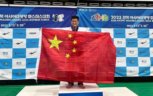 穿TPE隊服高舉五星旗！李東憲自爆「拿中國身分證」 台戶籍恐被撤銷