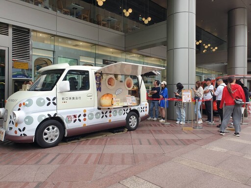 鹿港「新口味蛋黃酥」快閃台北！買1送1 再抽巨無霸蛋黃酥抱枕