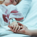 動完扁桃腺手術…女開口突變英國腔 醫師也震驚：全球僅150例
