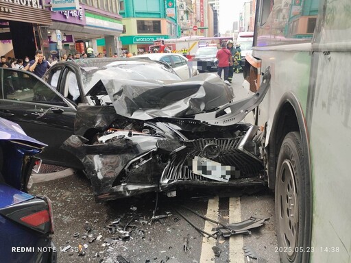 78歲老董暴衝肇事！連撞6車釀8傷 特斯拉駕駛正式提告了
