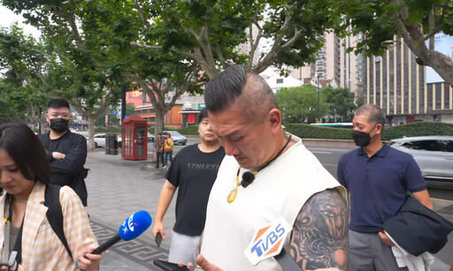 直播被攔路問「你哪國人」！ 館長瞬間愣住 尷尬回應全被拍