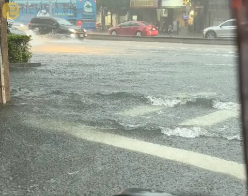 雨彈狂炸高雄！「放假不同步」挨轟 陳其邁臉書遭灌爆：可以放假嗎