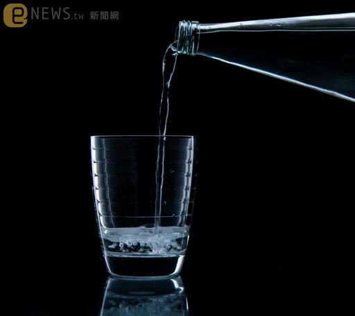 公公喝「神奇礦物溶液」稱能治百病 人妻一查成分崩潰：世界瘋了