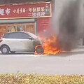 中國電動車停路邊自燃！整輛瞬間燒成廢鐵 車主崩潰：才買1年