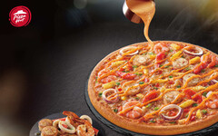 必勝客新人報到！「章魚燒比薩」重磅回歸：整顆Q彈章魚燒放上面 還有海鮮盛宴比薩