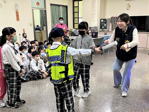 學童參訪派出所學習 八掌警強化學童安全聯繫