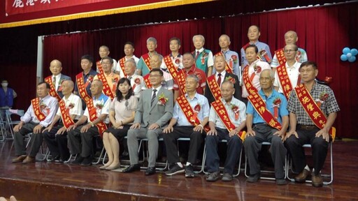 鹿港鎮公所慶祝父親節 許志宏鎮長表揚25位模範父親