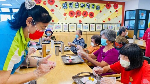 溪州秀和苑日照中心老寶貝 化身為甜點主廚DIY冰皮月餅