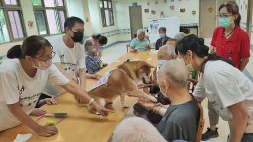 彰化榮家響應國家失智症月 導入動物輔助治療照護失智長輩