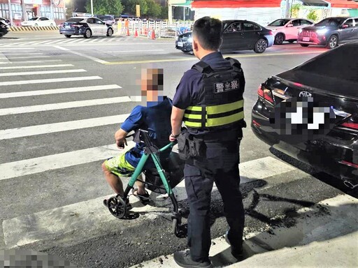 年邁翁迷途街頭 竹園警助請家人接應返家