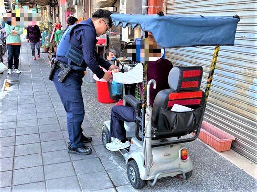 代步車沒電卡路中 八掌警暖助老先生尋找充電