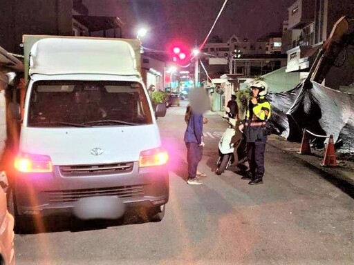 小貨車卡路旁 新南警協助道路救援