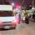 小貨車卡路旁 新南警協助道路救援