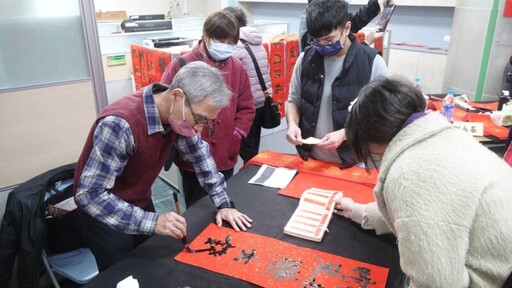 台電彰化區營業處名家揮毫贈春聯 蛇來運轉賀新年