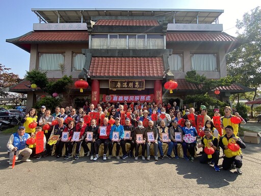 祝福同歡書春聯 暖心圍爐迎新年