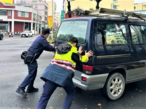 貨車沒電拋錨 南門警協助推車脫困