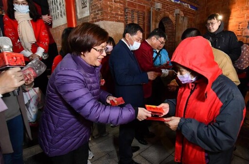 除夕夜到廟宇為民祈福 王惠美發福袋歡迎來彰化走春