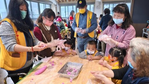 彰化田中秀和苑日照中心老幼共學 祖孫同樂搓湯圓慶元宵