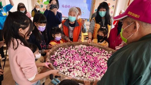 彰化田中秀和苑日照中心老幼共學 祖孫同樂搓湯圓慶元宵