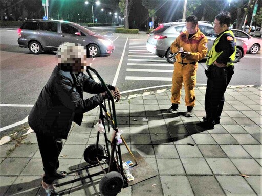 迷途徘徊街頭 竹園警細心查證協助老翁返家