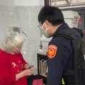 出門忘了回家路 長榮警熱心協助婦人返家