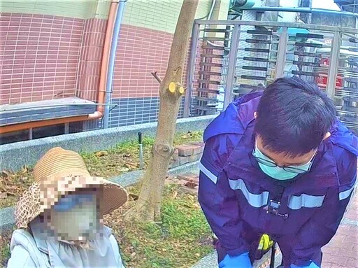 老婦跌坐人行道 北門警助送返家