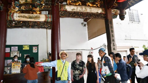 彰化市長導覽英國籍藝術家遊寺廟古蹟