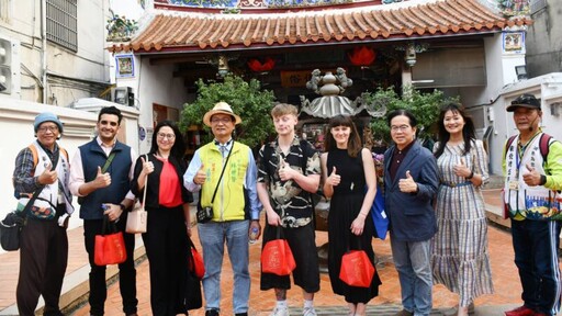 彰化市長導覽英國籍藝術家遊寺廟古蹟